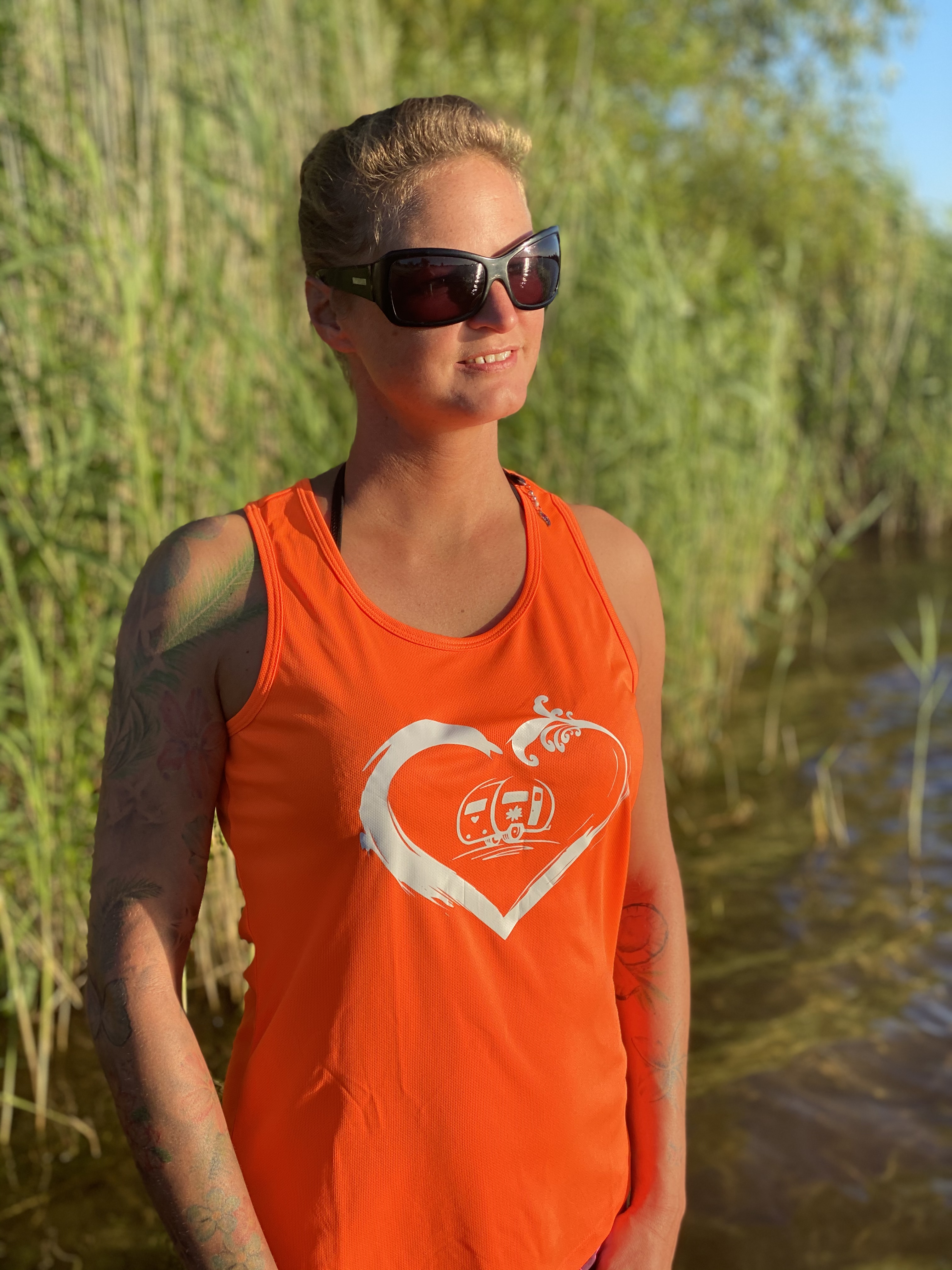 Camping-Bekleidung-Camperin-mit-Herz-Tanktop-Orange-Front Sommer Tanktop - Coole Sommer Kleidung für Camper mit guter Laune