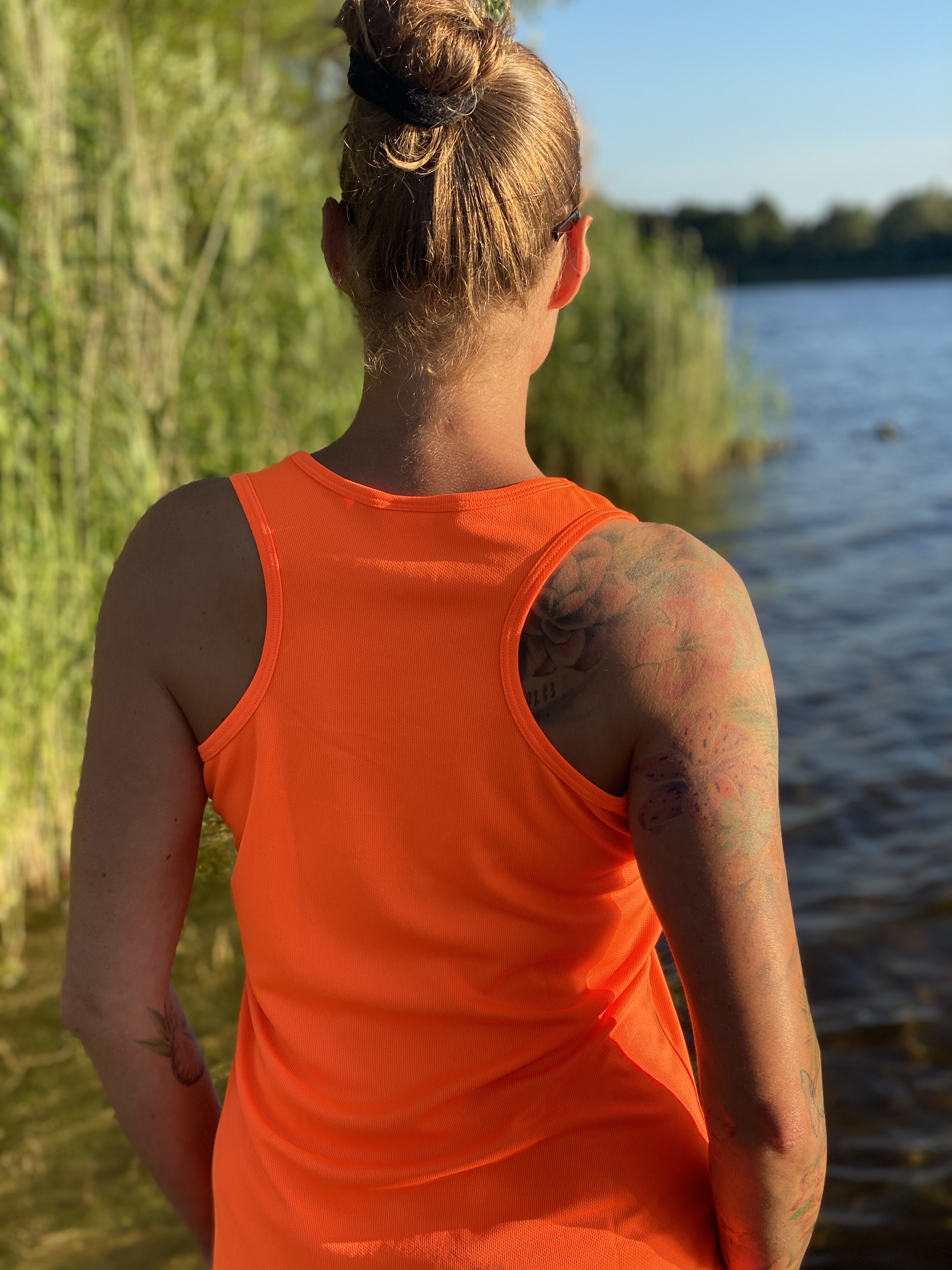 Camping-Bekleidung-Camperin-mit-Herz-Tanktop-Orange-Back Sommer Tanktop - Coole Sommer Kleidung für Camper mit guter Laune